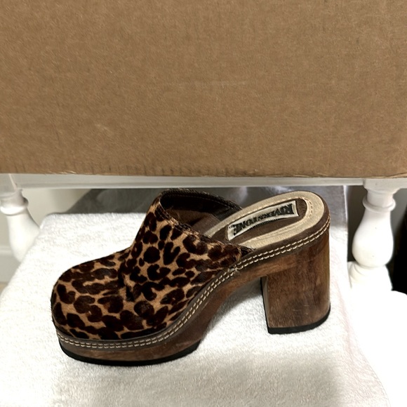 Riverstone size 8 Animal print slip on clogs. - Picture 8 of 11